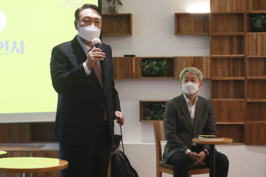 국민의힘 윤석열(왼쪽) 대선 후보가 9일 서울 여의도 한 카페에서 열린 김근식 교수의 대북정책 관련 북 콘서트에서 축사하고 있다. <국회사진기자단=연합뉴스>